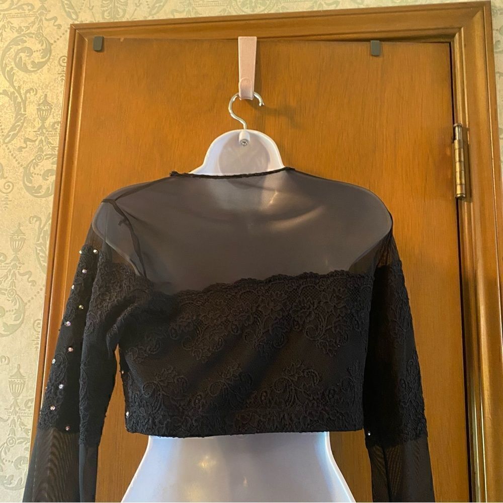 ✨ Lightweight Long sleeve crop top with lace and rhinestone details. Size Large - Picture 5 of 14
